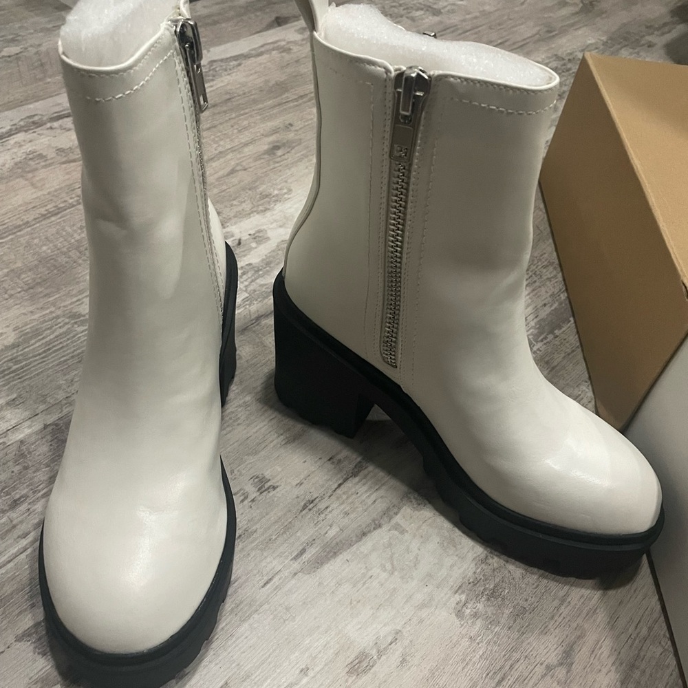 NIB White UO Zip Up Boots. Sz 8